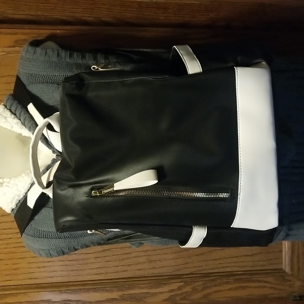 🖤BLACK AND WHITE BACKPACK🖤